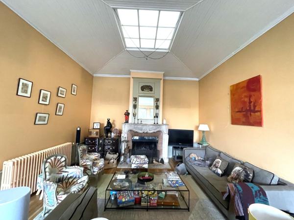 Superbe adresse au Bouscat proche du Parc Bordelais et des commerces pour cette maison de 250m2 avec son grand jardin et son garage