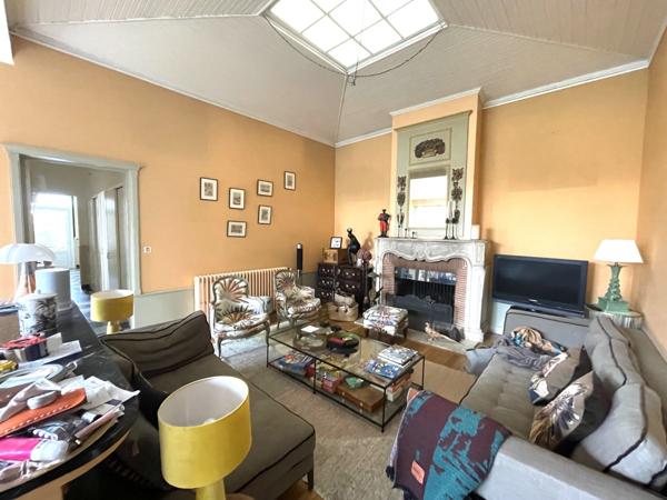 Superbe adresse au Bouscat proche du Parc Bordelais et des commerces pour cette maison de 250m2 avec son grand jardin et son garage