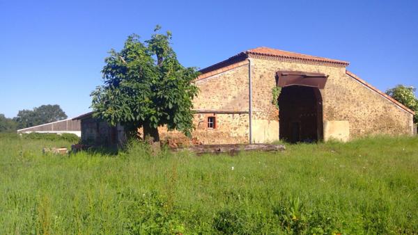 Grange à rénover de plus de 300 M2 sur un terrain de 3200 M2
