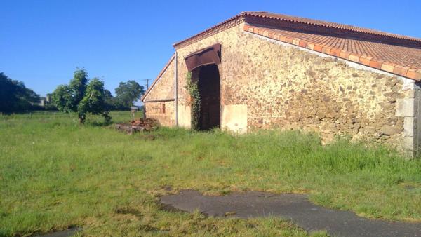 Grange à rénover de plus de 300 M2 sur un terrain de 3200 M2