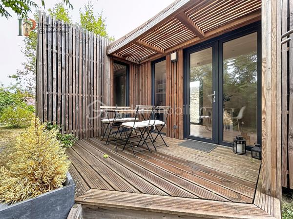 Situé à Châtillon-sur-Seine, cet ensemble immobilier comprend un terrain d’environ 2 845 m² entièrement clos, accueillant deux tiny houses de type T2 d’environ 30 m² chacune, équipées de bains nordiques et de climatisations réversibles.

Les hébergements sont actuellement exploités en location saisonnière et sont vendus entièrement meublés et équipés, prêts à poursuivre l’activité immédiatement.

Le bien est raccordé au réseau d’assainissement collectif, à l’eau et à l’électricité.

Cette propriété constitue une opportunité idéale pour un investisseur souhaitant reprendre une activité existante dans un cadre calme et intimiste.