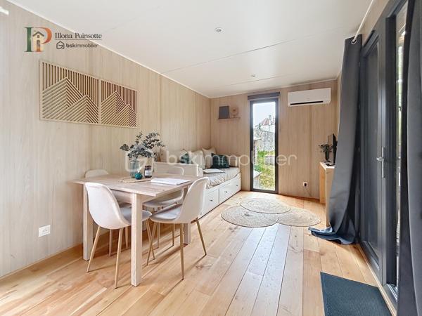 Situé à Châtillon-sur-Seine, cet ensemble immobilier comprend un terrain d’environ 2 845 m² entièrement clos, accueillant deux tiny houses de type T2 d’environ 30 m² chacune, équipées de bains nordiques et de climatisations réversibles.

Les hébergements sont actuellement exploités en location saisonnière et sont vendus entièrement meublés et équipés, prêts à poursuivre l’activité immédiatement.

Le bien est raccordé au réseau d’assainissement collectif, à l’eau et à l’électricité.

Cette propriété constitue une opportunité idéale pour un investisseur souhaitant reprendre une activité existante dans un cadre calme et intimiste.