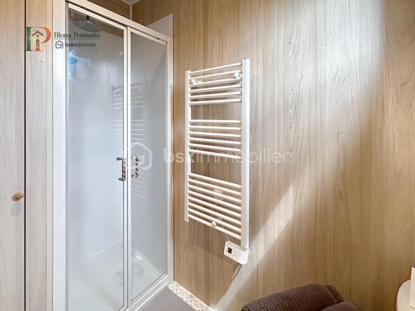 Situé à Châtillon-sur-Seine, cet ensemble immobilier comprend un terrain d’environ 2 845 m² entièrement clos, accueillant deux tiny houses de type T2 d’environ 30 m² chacune, équipées de bains nordiques et de climatisations réversibles.

Les hébergements sont actuellement exploités en location saisonnière et sont vendus entièrement meublés et équipés, prêts à poursuivre l’activité immédiatement.

Le bien est raccordé au réseau d’assainissement collectif, à l’eau et à l’électricité.

Cette propriété constitue une opportunité idéale pour un investisseur souhaitant reprendre une activité existante dans un cadre calme et intimiste.