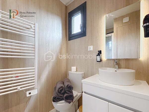 Situé à Châtillon-sur-Seine, cet ensemble immobilier comprend un terrain d’environ 2 845 m² entièrement clos, accueillant deux tiny houses de type T2 d’environ 30 m² chacune, équipées de bains nordiques et de climatisations réversibles.

Les hébergements sont actuellement exploités en location saisonnière et sont vendus entièrement meublés et équipés, prêts à poursuivre l’activité immédiatement.

Le bien est raccordé au réseau d’assainissement collectif, à l’eau et à l’électricité.

Cette propriété constitue une opportunité idéale pour un investisseur souhaitant reprendre une activité existante dans un cadre calme et intimiste.