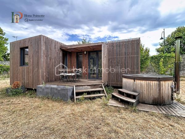 Situé à Châtillon-sur-Seine, cet ensemble immobilier comprend un terrain d’environ 2 845 m² entièrement clos, accueillant deux tiny houses de type T2 d’environ 30 m² chacune, équipées de bains nordiques et de climatisations réversibles.

Les hébergements sont actuellement exploités en location saisonnière et sont vendus entièrement meublés et équipés, prêts à poursuivre l’activité immédiatement.

Le bien est raccordé au réseau d’assainissement collectif, à l’eau et à l’électricité.

Cette propriété constitue une opportunité idéale pour un investisseur souhaitant reprendre une activité existante dans un cadre calme et intimiste.