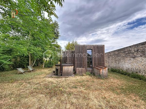 Situé à Châtillon-sur-Seine, cet ensemble immobilier comprend un terrain d’environ 2 845 m² entièrement clos, accueillant deux tiny houses de type T2 d’environ 30 m² chacune, équipées de bains nordiques et de climatisations réversibles.

Les hébergements sont actuellement exploités en location saisonnière et sont vendus entièrement meublés et équipés, prêts à poursuivre l’activité immédiatement.

Le bien est raccordé au réseau d’assainissement collectif, à l’eau et à l’électricité.

Cette propriété constitue une opportunité idéale pour un investisseur souhaitant reprendre une activité existante dans un cadre calme et intimiste.