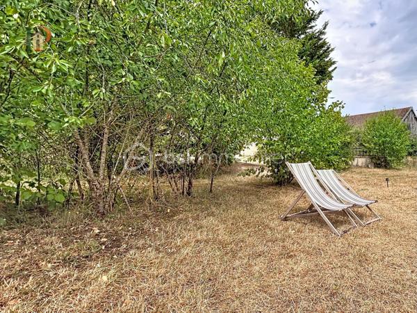 Situé à Châtillon-sur-Seine, cet ensemble immobilier comprend un terrain d’environ 2 845 m² entièrement clos, accueillant deux tiny houses de type T2 d’environ 30 m² chacune, équipées de bains nordiques et de climatisations réversibles.

Les hébergements sont actuellement exploités en location saisonnière et sont vendus entièrement meublés et équipés, prêts à poursuivre l’activité immédiatement.

Le bien est raccordé au réseau d’assainissement collectif, à l’eau et à l’électricité.

Cette propriété constitue une opportunité idéale pour un investisseur souhaitant reprendre une activité existante dans un cadre calme et intimiste.