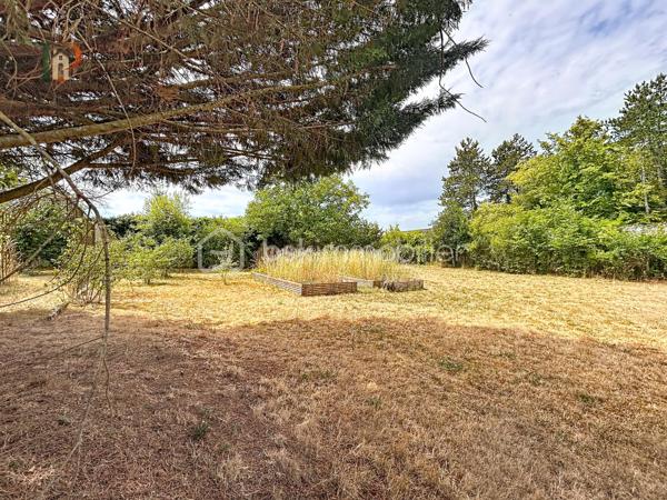 Situé à Châtillon-sur-Seine, cet ensemble immobilier comprend un terrain d’environ 2 845 m² entièrement clos, accueillant deux tiny houses de type T2 d’environ 30 m² chacune, équipées de bains nordiques et de climatisations réversibles.

Les hébergements sont actuellement exploités en location saisonnière et sont vendus entièrement meublés et équipés, prêts à poursuivre l’activité immédiatement.

Le bien est raccordé au réseau d’assainissement collectif, à l’eau et à l’électricité.

Cette propriété constitue une opportunité idéale pour un investisseur souhaitant reprendre une activité existante dans un cadre calme et intimiste.