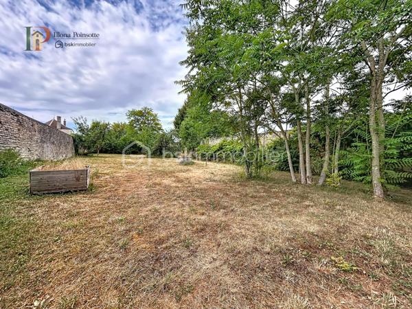 Situé à Châtillon-sur-Seine, cet ensemble immobilier comprend un terrain d’environ 2 845 m² entièrement clos, accueillant deux tiny houses de type T2 d’environ 30 m² chacune, équipées de bains nordiques et de climatisations réversibles.

Les hébergements sont actuellement exploités en location saisonnière et sont vendus entièrement meublés et équipés, prêts à poursuivre l’activité immédiatement.

Le bien est raccordé au réseau d’assainissement collectif, à l’eau et à l’électricité.

Cette propriété constitue une opportunité idéale pour un investisseur souhaitant reprendre une activité existante dans un cadre calme et intimiste.