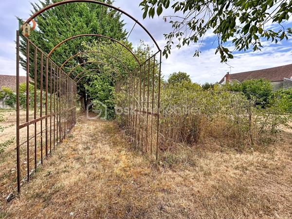 Situé à Châtillon-sur-Seine, cet ensemble immobilier comprend un terrain d’environ 2 845 m² entièrement clos, accueillant deux tiny houses de type T2 d’environ 30 m² chacune, équipées de bains nordiques et de climatisations réversibles.

Les hébergements sont actuellement exploités en location saisonnière et sont vendus entièrement meublés et équipés, prêts à poursuivre l’activité immédiatement.

Le bien est raccordé au réseau d’assainissement collectif, à l’eau et à l’électricité.

Cette propriété constitue une opportunité idéale pour un investisseur souhaitant reprendre une activité existante dans un cadre calme et intimiste.