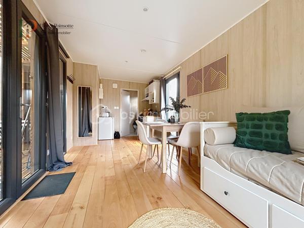 Situé à Châtillon-sur-Seine, cet ensemble immobilier comprend un terrain d’environ 2 845 m² entièrement clos, accueillant deux tiny houses de type T2 d’environ 30 m² chacune, équipées de bains nordiques et de climatisations réversibles.

Les hébergements sont actuellement exploités en location saisonnière et sont vendus entièrement meublés et équipés, prêts à poursuivre l’activité immédiatement.

Le bien est raccordé au réseau d’assainissement collectif, à l’eau et à l’électricité.

Cette propriété constitue une opportunité idéale pour un investisseur souhaitant reprendre une activité existante dans un cadre calme et intimiste.