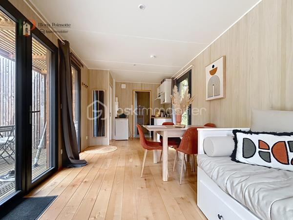 Situé à Châtillon-sur-Seine, cet ensemble immobilier comprend un terrain d’environ 2 845 m² entièrement clos, accueillant deux tiny houses de type T2 d’environ 30 m² chacune, équipées de bains nordiques et de climatisations réversibles.

Les hébergements sont actuellement exploités en location saisonnière et sont vendus entièrement meublés et équipés, prêts à poursuivre l’activité immédiatement.

Le bien est raccordé au réseau d’assainissement collectif, à l’eau et à l’électricité.

Cette propriété constitue une opportunité idéale pour un investisseur souhaitant reprendre une activité existante dans un cadre calme et intimiste.