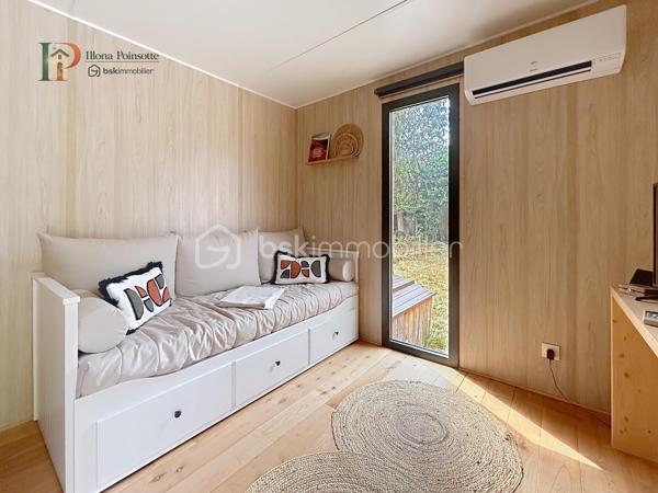 Situé à Châtillon-sur-Seine, cet ensemble immobilier comprend un terrain d’environ 2 845 m² entièrement clos, accueillant deux tiny houses de type T2 d’environ 30 m² chacune, équipées de bains nordiques et de climatisations réversibles.

Les hébergements sont actuellement exploités en location saisonnière et sont vendus entièrement meublés et équipés, prêts à poursuivre l’activité immédiatement.

Le bien est raccordé au réseau d’assainissement collectif, à l’eau et à l’électricité.

Cette propriété constitue une opportunité idéale pour un investisseur souhaitant reprendre une activité existante dans un cadre calme et intimiste.