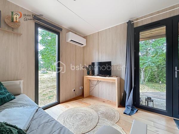 Situé à Châtillon-sur-Seine, cet ensemble immobilier comprend un terrain d’environ 2 845 m² entièrement clos, accueillant deux tiny houses de type T2 d’environ 30 m² chacune, équipées de bains nordiques et de climatisations réversibles.

Les hébergements sont actuellement exploités en location saisonnière et sont vendus entièrement meublés et équipés, prêts à poursuivre l’activité immédiatement.

Le bien est raccordé au réseau d’assainissement collectif, à l’eau et à l’électricité.

Cette propriété constitue une opportunité idéale pour un investisseur souhaitant reprendre une activité existante dans un cadre calme et intimiste.