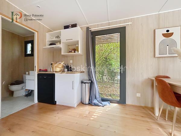 Situé à Châtillon-sur-Seine, cet ensemble immobilier comprend un terrain d’environ 2 845 m² entièrement clos, accueillant deux tiny houses de type T2 d’environ 30 m² chacune, équipées de bains nordiques et de climatisations réversibles.

Les hébergements sont actuellement exploités en location saisonnière et sont vendus entièrement meublés et équipés, prêts à poursuivre l’activité immédiatement.

Le bien est raccordé au réseau d’assainissement collectif, à l’eau et à l’électricité.

Cette propriété constitue une opportunité idéale pour un investisseur souhaitant reprendre une activité existante dans un cadre calme et intimiste.