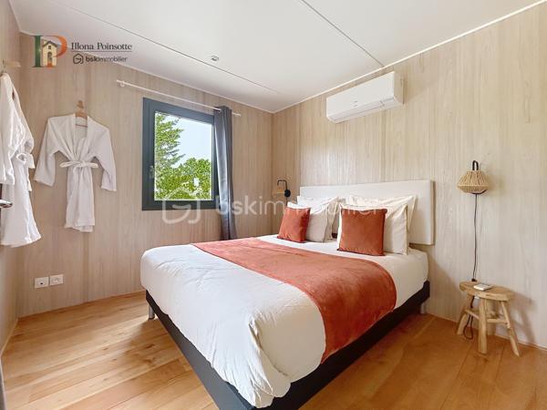 Situé à Châtillon-sur-Seine, cet ensemble immobilier comprend un terrain d’environ 2 845 m² entièrement clos, accueillant deux tiny houses de type T2 d’environ 30 m² chacune, équipées de bains nordiques et de climatisations réversibles.

Les hébergements sont actuellement exploités en location saisonnière et sont vendus entièrement meublés et équipés, prêts à poursuivre l’activité immédiatement.

Le bien est raccordé au réseau d’assainissement collectif, à l’eau et à l’électricité.

Cette propriété constitue une opportunité idéale pour un investisseur souhaitant reprendre une activité existante dans un cadre calme et intimiste.