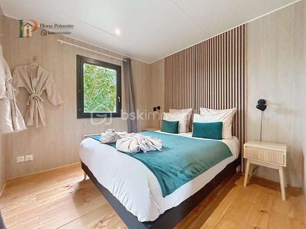 Situé à Châtillon-sur-Seine, cet ensemble immobilier comprend un terrain d’environ 2 845 m² entièrement clos, accueillant deux tiny houses de type T2 d’environ 30 m² chacune, équipées de bains nordiques et de climatisations réversibles.

Les hébergements sont actuellement exploités en location saisonnière et sont vendus entièrement meublés et équipés, prêts à poursuivre l’activité immédiatement.

Le bien est raccordé au réseau d’assainissement collectif, à l’eau et à l’électricité.

Cette propriété constitue une opportunité idéale pour un investisseur souhaitant reprendre une activité existante dans un cadre calme et intimiste.