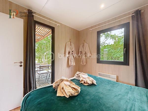 Situé à Châtillon-sur-Seine, cet ensemble immobilier comprend un terrain d’environ 2 845 m² entièrement clos, accueillant deux tiny houses de type T2 d’environ 30 m² chacune, équipées de bains nordiques et de climatisations réversibles.

Les hébergements sont actuellement exploités en location saisonnière et sont vendus entièrement meublés et équipés, prêts à poursuivre l’activité immédiatement.

Le bien est raccordé au réseau d’assainissement collectif, à l’eau et à l’électricité.

Cette propriété constitue une opportunité idéale pour un investisseur souhaitant reprendre une activité existante dans un cadre calme et intimiste.