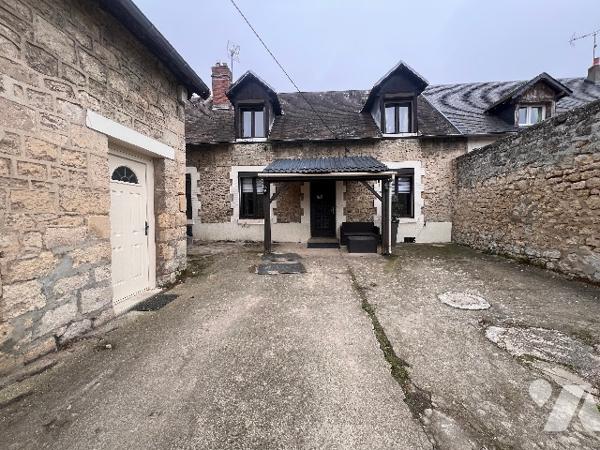 A VENDRE, maison avec quatre chambres et jardin.
Dans un petit village à 10min de BRAINE.