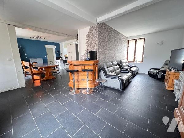 A VENDRE, maison avec quatre chambres et jardin.
Dans un petit village à 10min de BRAINE.