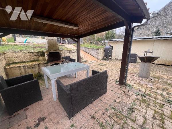 A VENDRE, maison avec quatre chambres et jardin.
Dans un petit village à 10min de BRAINE.