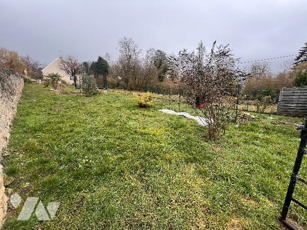 A VENDRE, maison avec quatre chambres et jardin.
Dans un petit village à 10min de BRAINE.