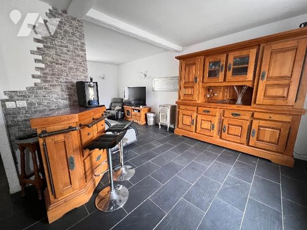 A VENDRE, maison avec quatre chambres et jardin.
Dans un petit village à 10min de BRAINE.