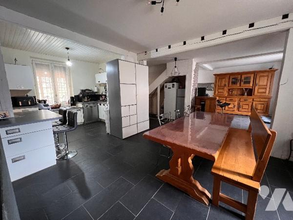 A VENDRE, maison avec quatre chambres et jardin.
Dans un petit village à 10min de BRAINE.