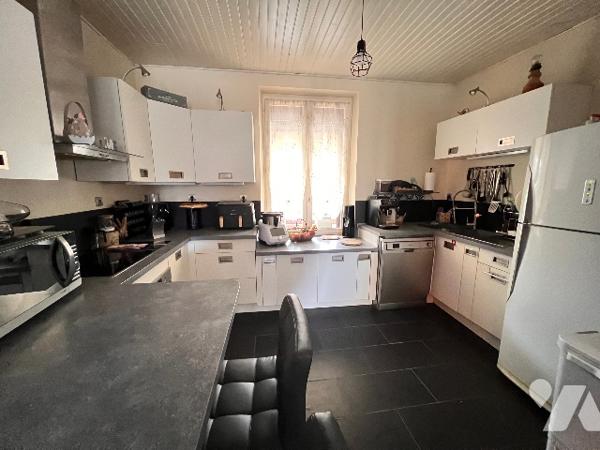 A VENDRE, maison avec quatre chambres et jardin.
Dans un petit village à 10min de BRAINE.