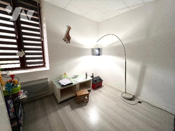 A VENDRE, maison avec quatre chambres et jardin.
Dans un petit village à 10min de BRAINE.