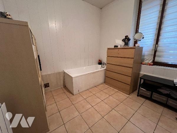 A VENDRE, maison avec quatre chambres et jardin.
Dans un petit village à 10min de BRAINE.