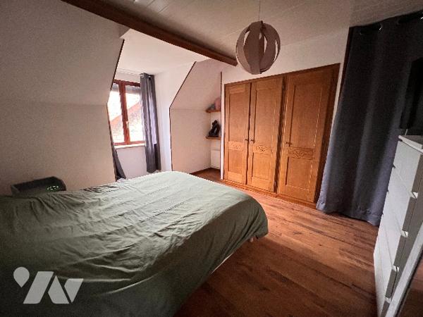 A VENDRE, maison avec quatre chambres et jardin.
Dans un petit village à 10min de BRAINE.