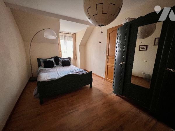 A VENDRE, maison avec quatre chambres et jardin.
Dans un petit village à 10min de BRAINE.