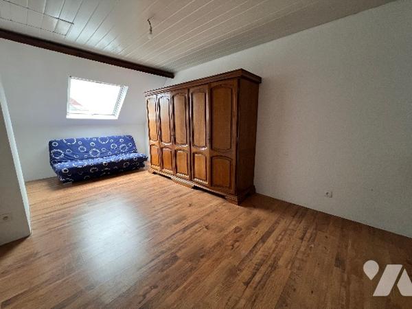 A VENDRE, maison avec quatre chambres et jardin.
Dans un petit village à 10min de BRAINE.