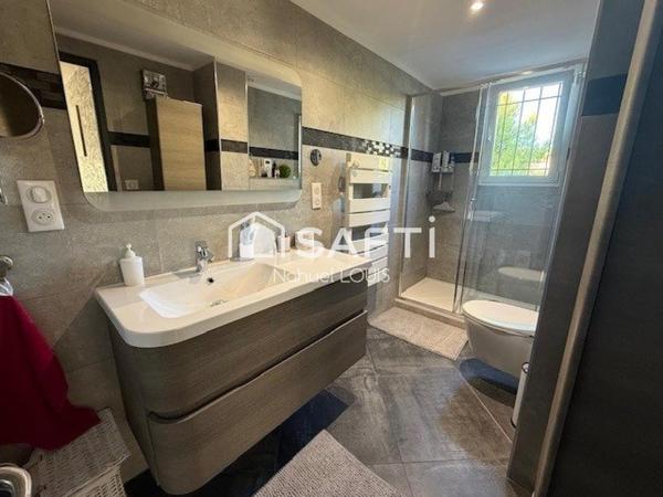 Maison coup de cœur avec jardin fleuri et piscine