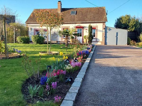 (61270 RAI )  4 km gare maison de campagne 2 chambres, sans travaux, terrain 820 m²