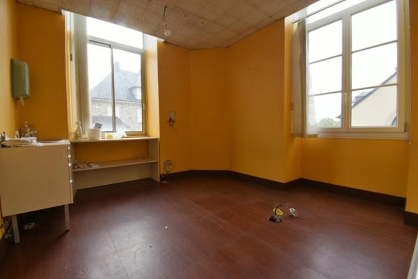 À VENDRE – LOCAL COMMERCIAL / PROFESSIONNEL EN CENTRE-VILLE DE DOMFRONT-EN-POIRAIE