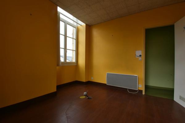 À VENDRE – LOCAL COMMERCIAL / PROFESSIONNEL EN CENTRE-VILLE DE DOMFRONT-EN-POIRAIE