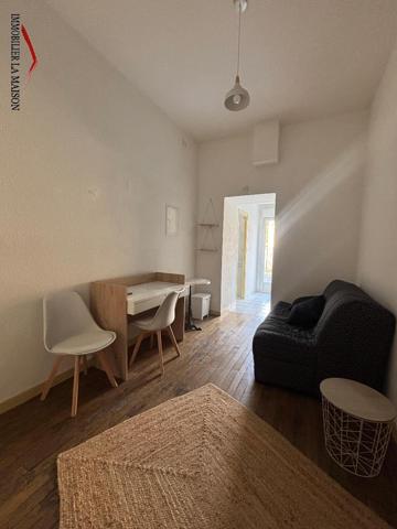 Un charmant studio meublé situé en rez-de-chaussée ...