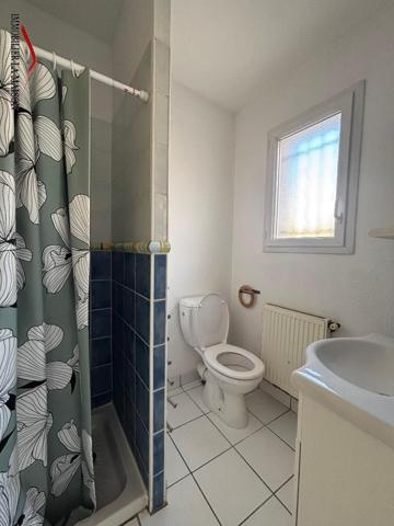 Un charmant studio meublé situé en rez-de-chaussée ...
