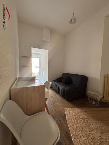 Un charmant studio meublé situé en rez-de-chaussée ...