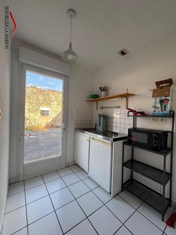 Un charmant studio meublé situé en rez-de-chaussée ...