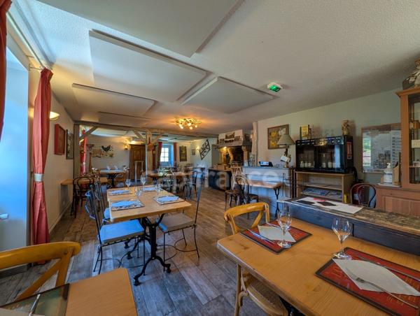Fonds de commerce et murs à vendre - Demeure XVIᵉ avec restaurant, chambres d’hôtes et logement privatif – Site Patrimonial Remarquable (39)