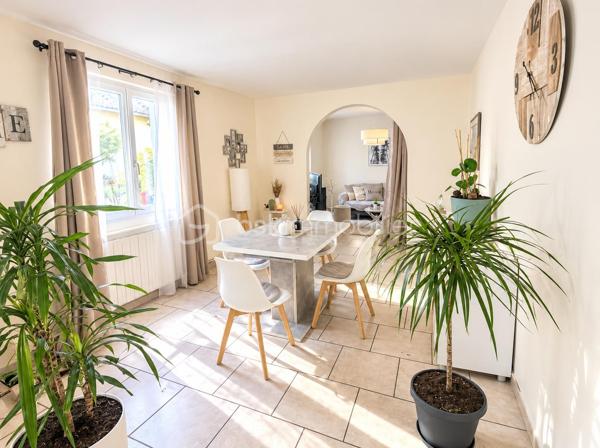 Une maison d'habitation a 5 min a pied du centre ville comprenant:
- Un rez-de-chaussée divisé en entrée sur salle de séjour, salon, cuisine, salle d'eau avec WC.
- Possibilité de faire une chambre au rez-de-chaussée.
- A l'étage : deux chambres, un WC, un dressing.
- A l'extérieur terrasse avec abri de jardin.
- Pompe a chaleur
- Tout a l'égout 
- Fenêtres pvc double vitrage