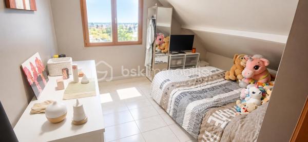 Une maison d'habitation a 5 min a pied du centre ville comprenant:
- Un rez-de-chaussée divisé en entrée sur salle de séjour, salon, cuisine, salle d'eau avec WC.
- Possibilité de faire une chambre au rez-de-chaussée.
- A l'étage : deux chambres, un WC, un dressing.
- A l'extérieur terrasse avec abri de jardin.
- Pompe a chaleur
- Tout a l'égout 
- Fenêtres pvc double vitrage