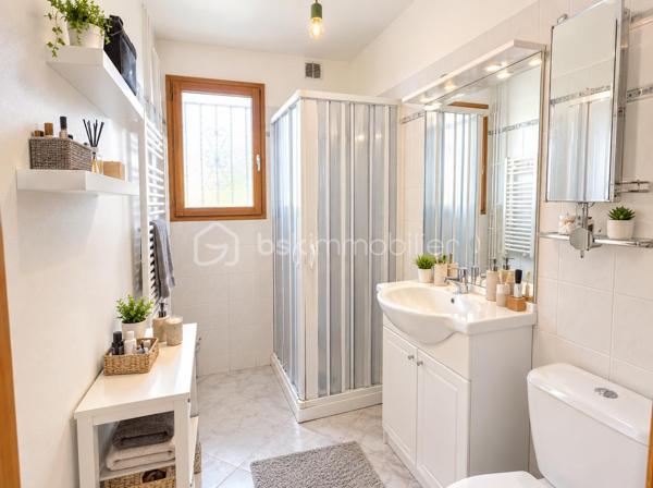 Une maison d'habitation a 5 min a pied du centre ville comprenant:
- Un rez-de-chaussée divisé en entrée sur salle de séjour, salon, cuisine, salle d'eau avec WC.
- Possibilité de faire une chambre au rez-de-chaussée.
- A l'étage : deux chambres, un WC, un dressing.
- A l'extérieur terrasse avec abri de jardin.
- Pompe a chaleur
- Tout a l'égout 
- Fenêtres pvc double vitrage