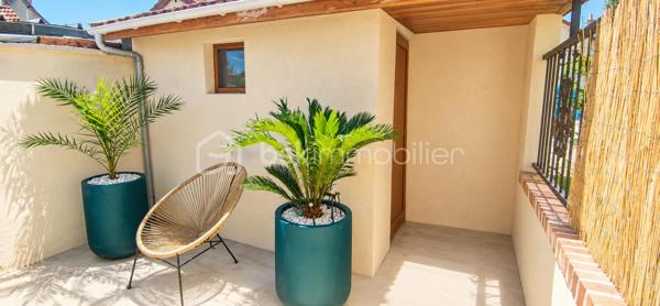 Une maison d'habitation a 5 min a pied du centre ville comprenant:
- Un rez-de-chaussée divisé en entrée sur salle de séjour, salon, cuisine, salle d'eau avec WC.
- Possibilité de faire une chambre au rez-de-chaussée.
- A l'étage : deux chambres, un WC, un dressing.
- A l'extérieur terrasse avec abri de jardin.
- Pompe a chaleur
- Tout a l'égout 
- Fenêtres pvc double vitrage
