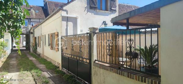 Une maison d'habitation a 5 min a pied du centre ville comprenant:
- Un rez-de-chaussée divisé en entrée sur salle de séjour, salon, cuisine, salle d'eau avec WC.
- Possibilité de faire une chambre au rez-de-chaussée.
- A l'étage : deux chambres, un WC, un dressing.
- A l'extérieur terrasse avec abri de jardin.
- Pompe a chaleur
- Tout a l'égout 
- Fenêtres pvc double vitrage