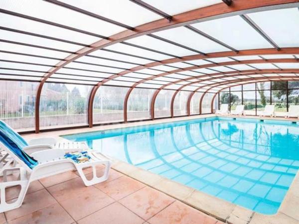 "Duplex à Béziers de 36 m² au sol avec jardin de 80 m² et terrasse de 12 m², dans une résidence calme et sécurisée avec piscines, parfait pour résidence secondaire ou location saisonnière."