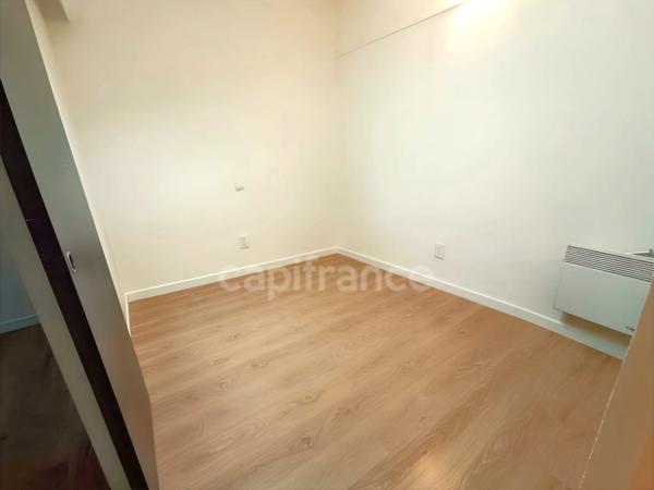 "Duplex à Béziers de 36 m² au sol avec jardin de 80 m² et terrasse de 12 m², dans une résidence calme et sécurisée avec piscines, parfait pour résidence secondaire ou location saisonnière."